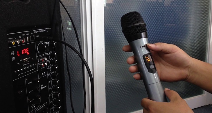 Nên chọn loại micro chất lượng để giúp âm thanh dàn karaoke hay hơn